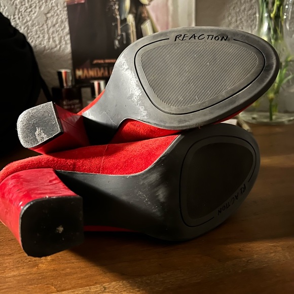 ❤️ SOLD ❤️ Kenneth Cole Reaction Red Suede Mary Jane Platform Heels - Picture 4 of 6